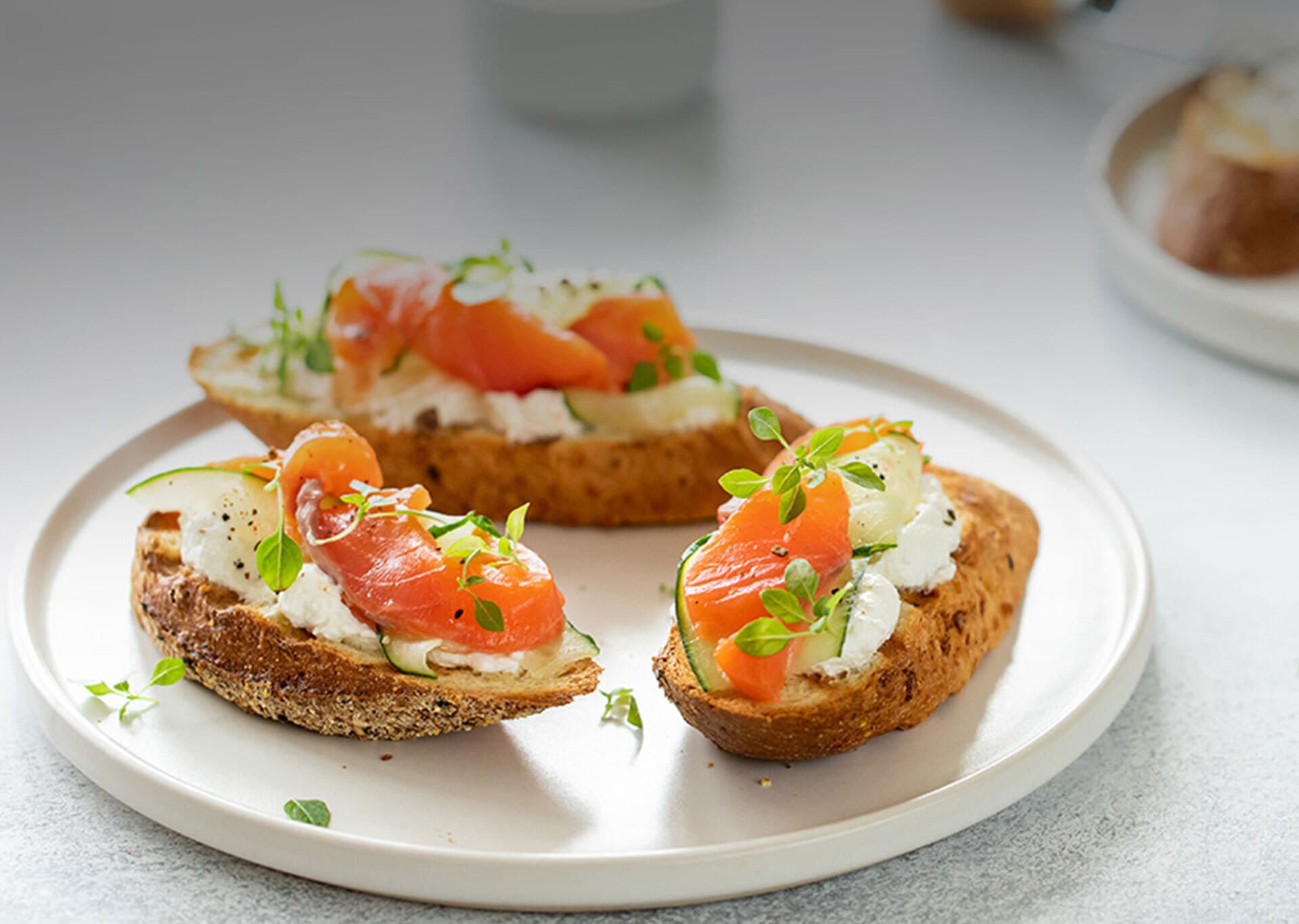 Bruschetta de cream cheese e salmão defumado