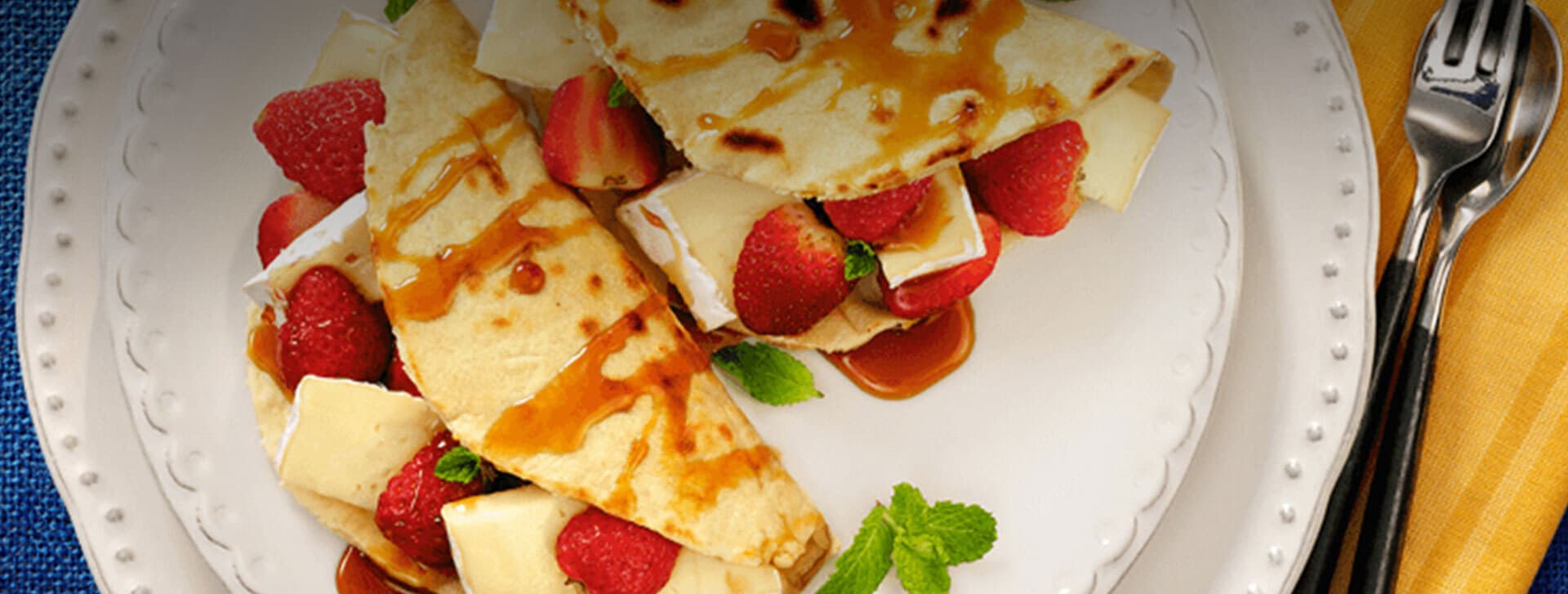 Piadina recheado com brie, melado e fruta vermelha