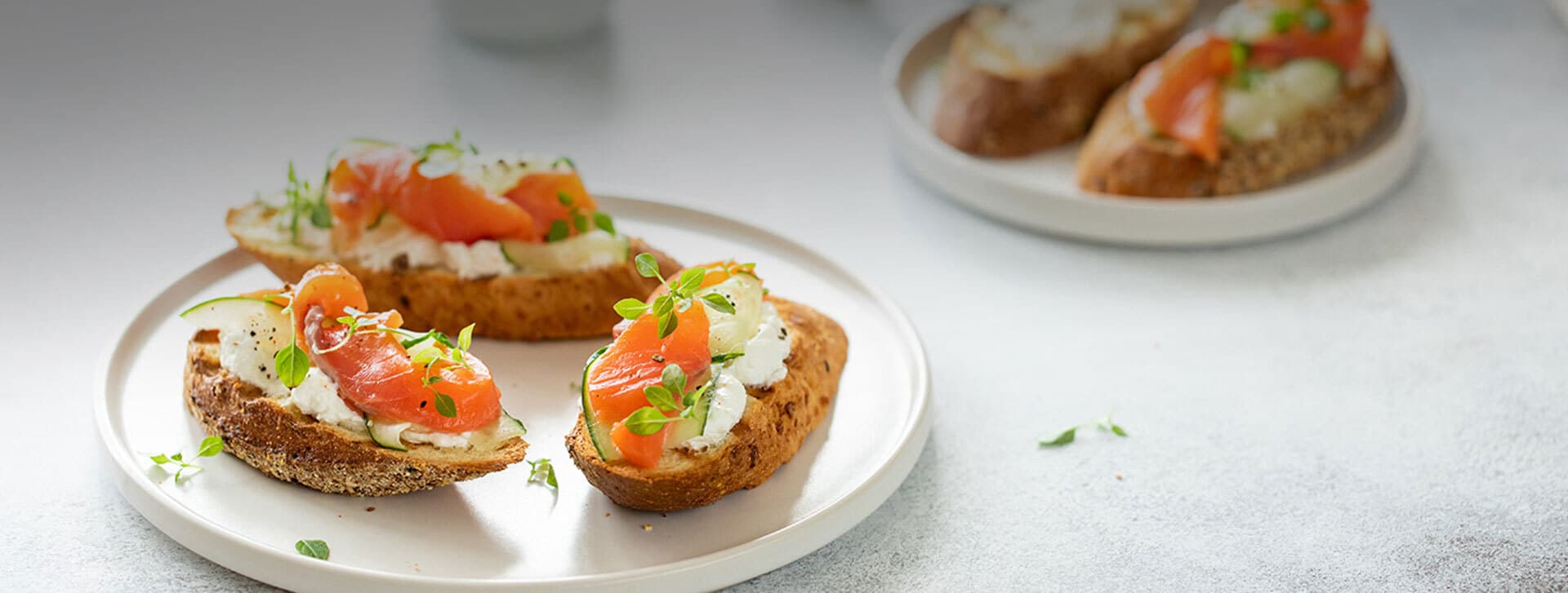 Bruschetta de cream cheese e salmão defumado