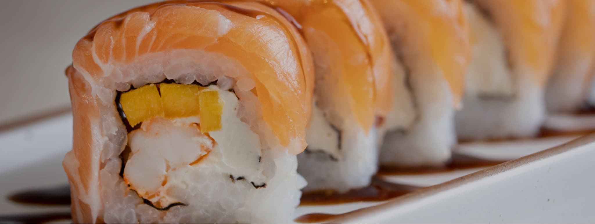 Uramaki de camarão, salmão e manga