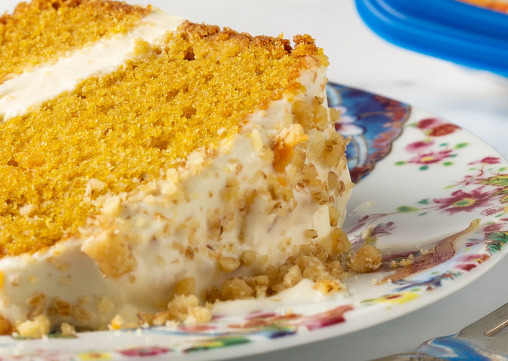 Bolo de cenoura recheado e coberto com cream cheese