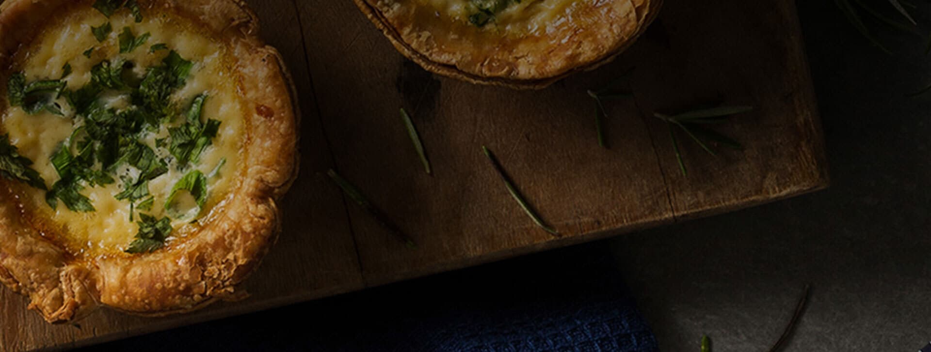 Cestinha de massa folhada com cebola e brie