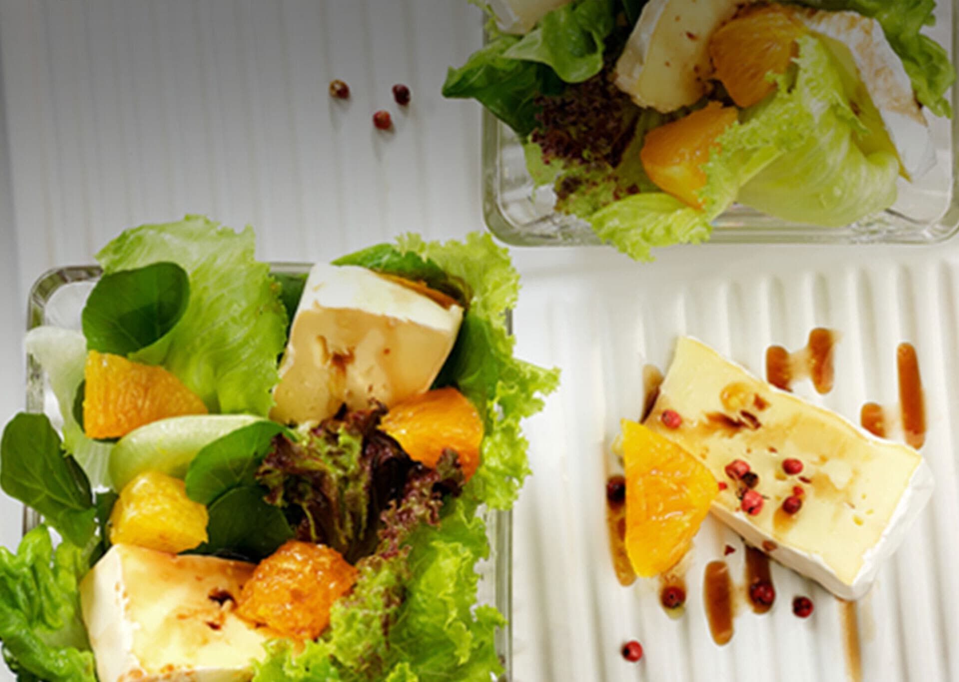 Saladas de folhas verdes com camembert e laranja caramelada