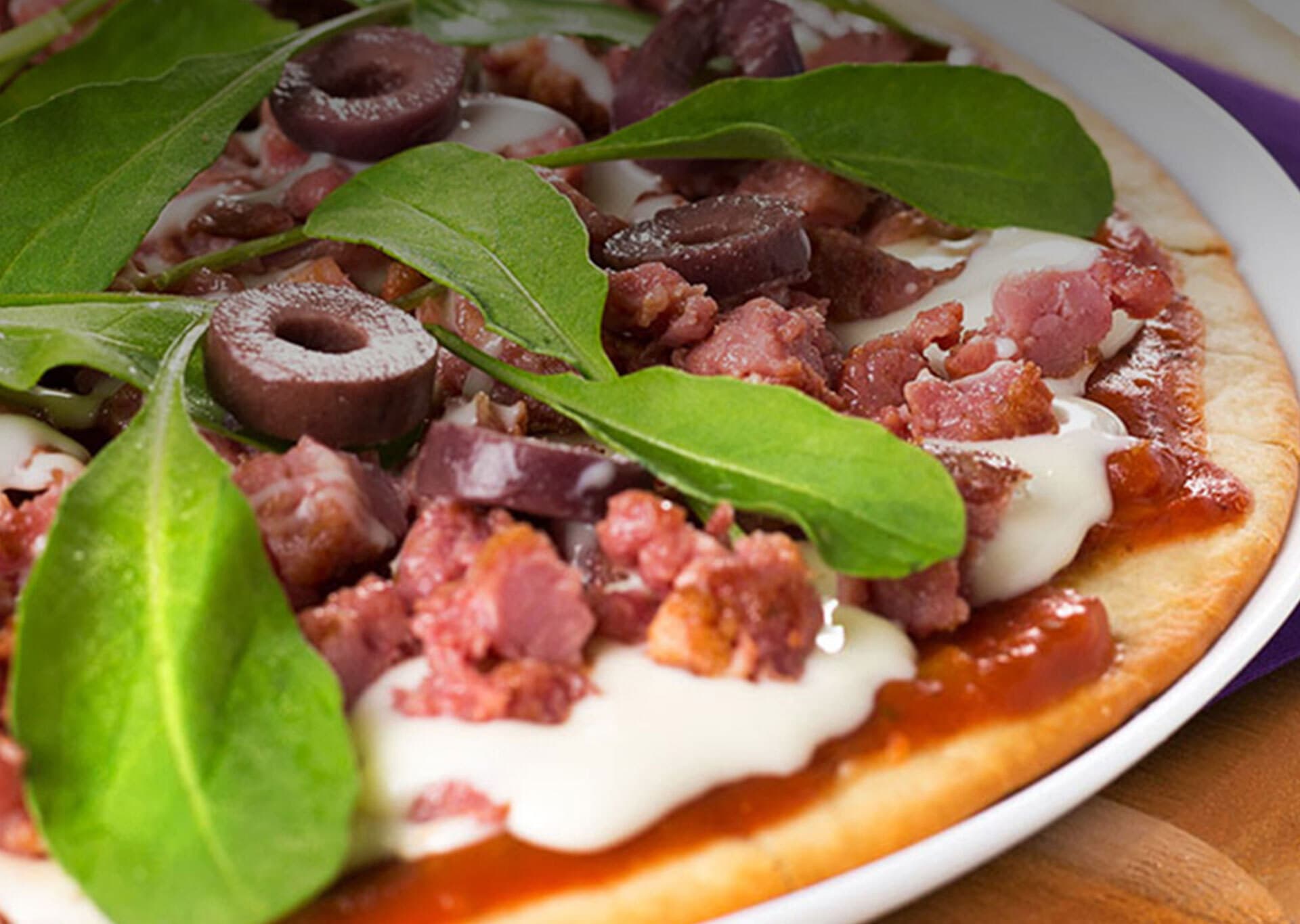 Pizza de linguiça toscana com requeijão e azeitona preta