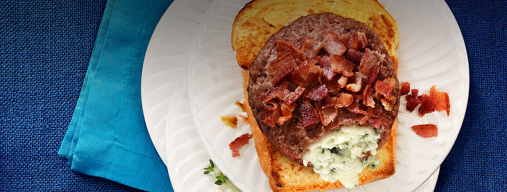 Hambúrguer recheado de gorgonzola