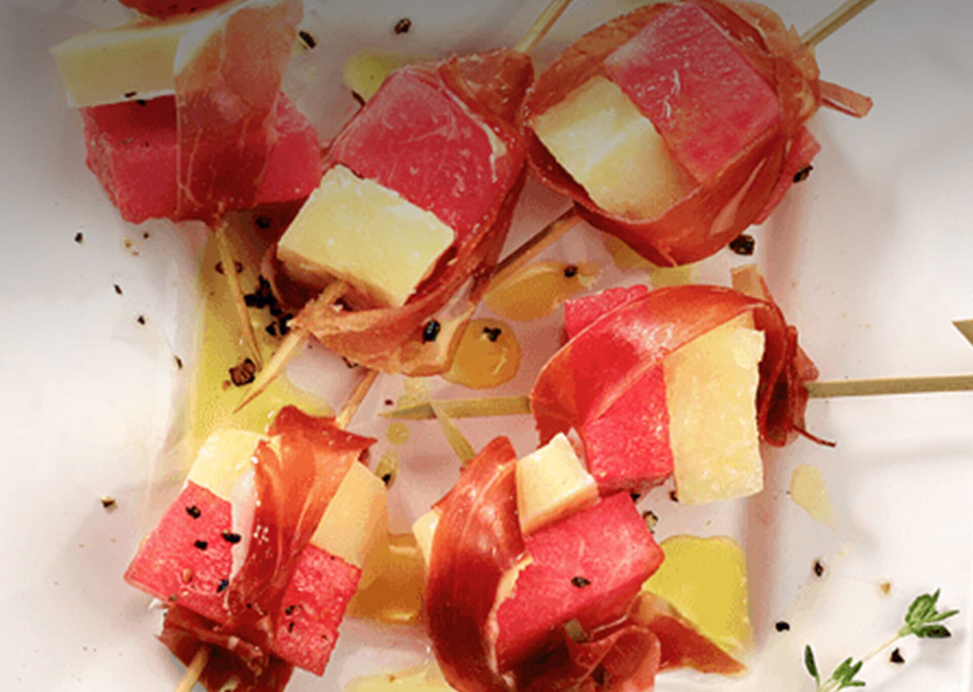 Aperitivo de melancia com presunto cru e queijo parmesão