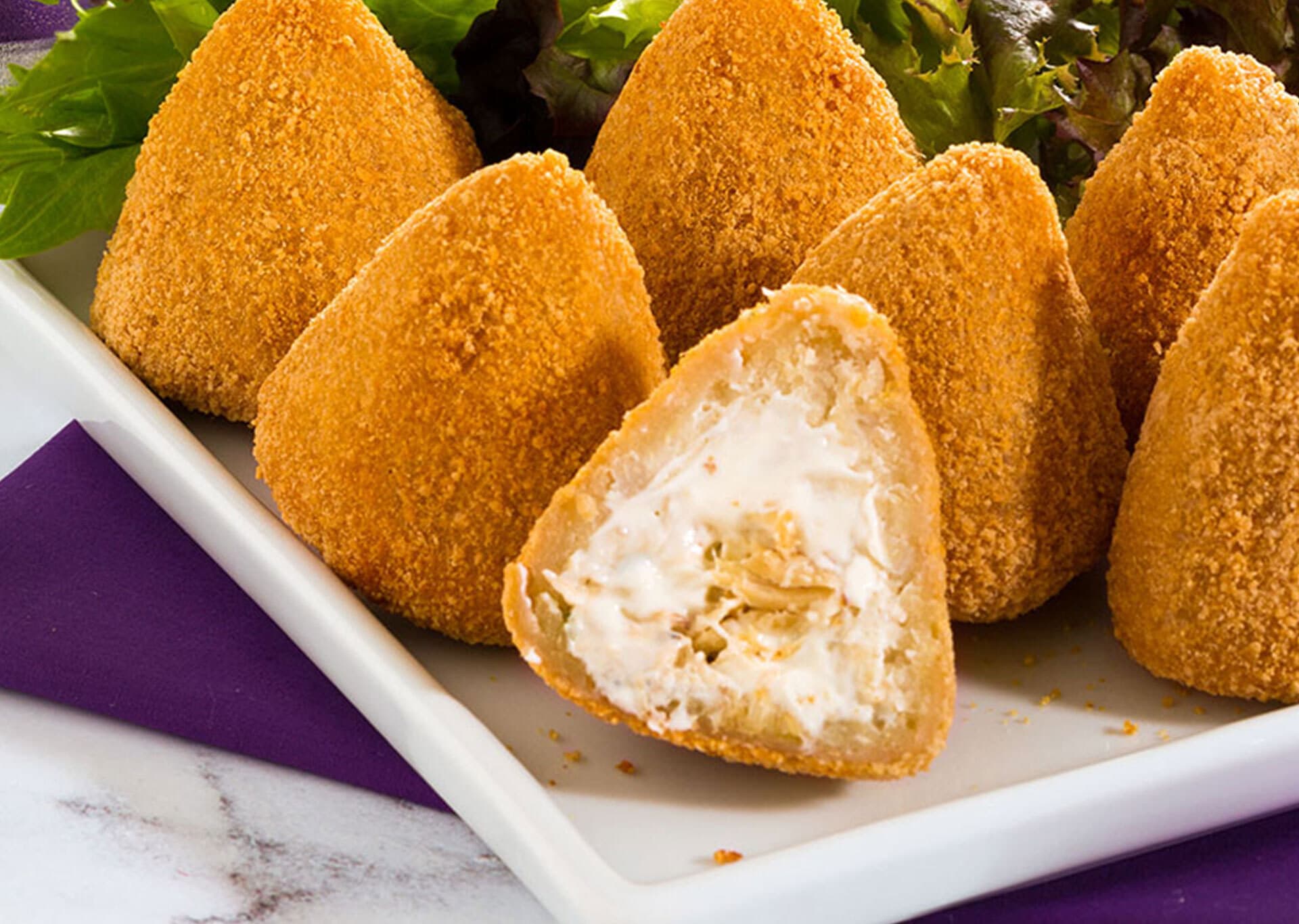 Coxinhas de inhame recheadas de frango e cream cheese