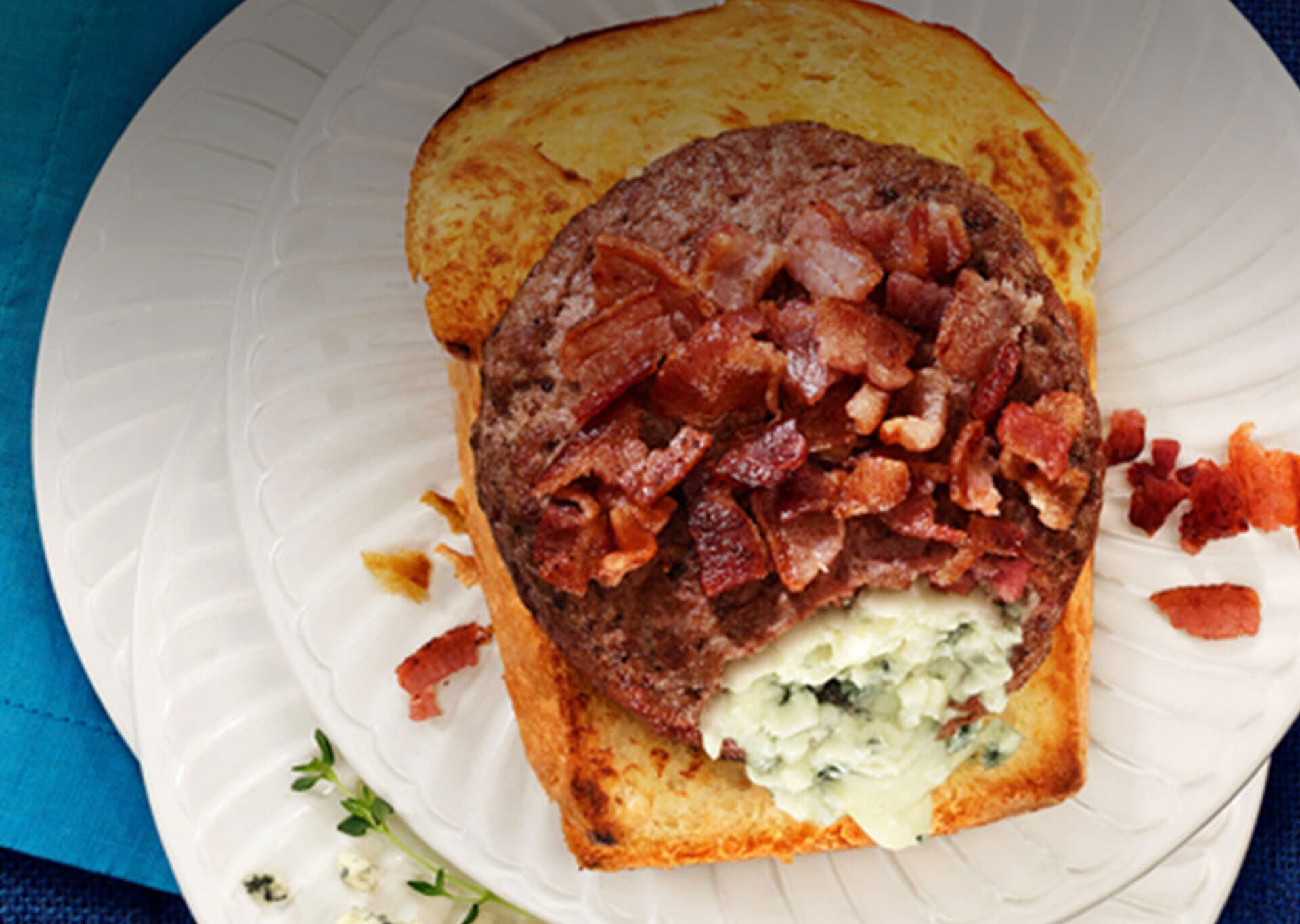 Hambúrguer recheado de gorgonzola