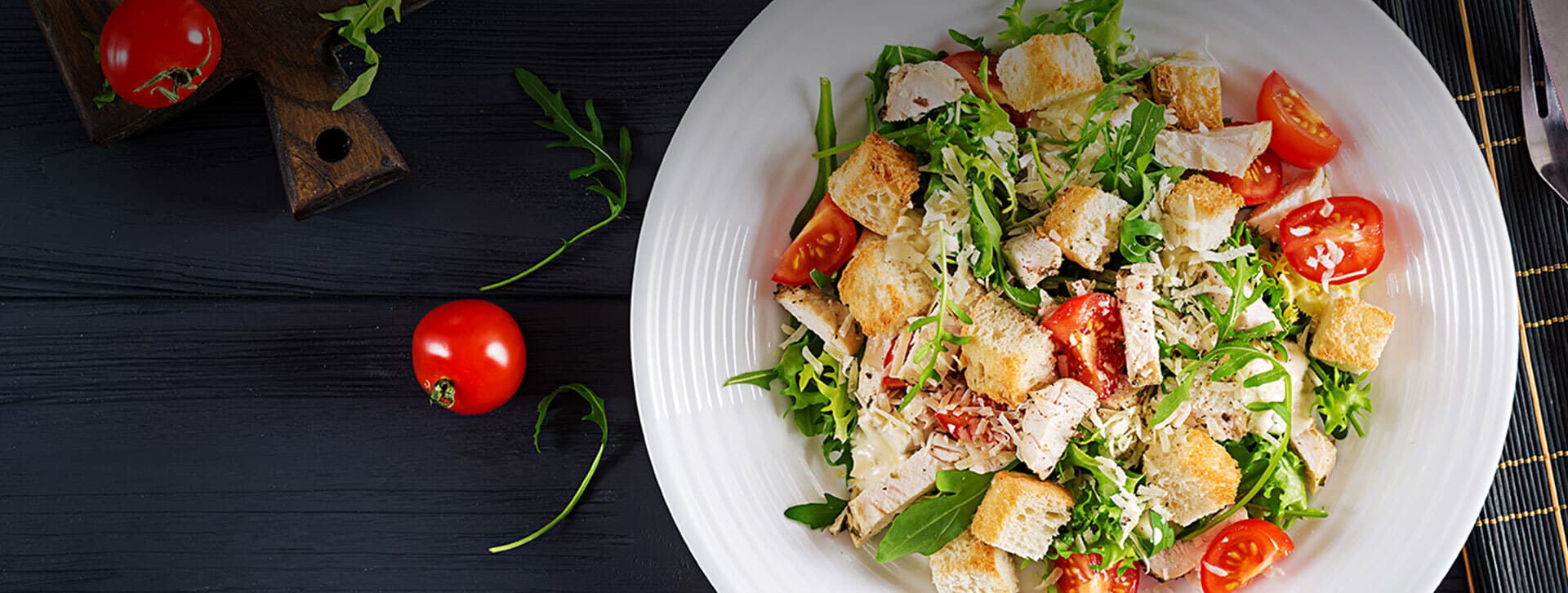 Salada de folhas verdes com rosbife e croutons de queijo