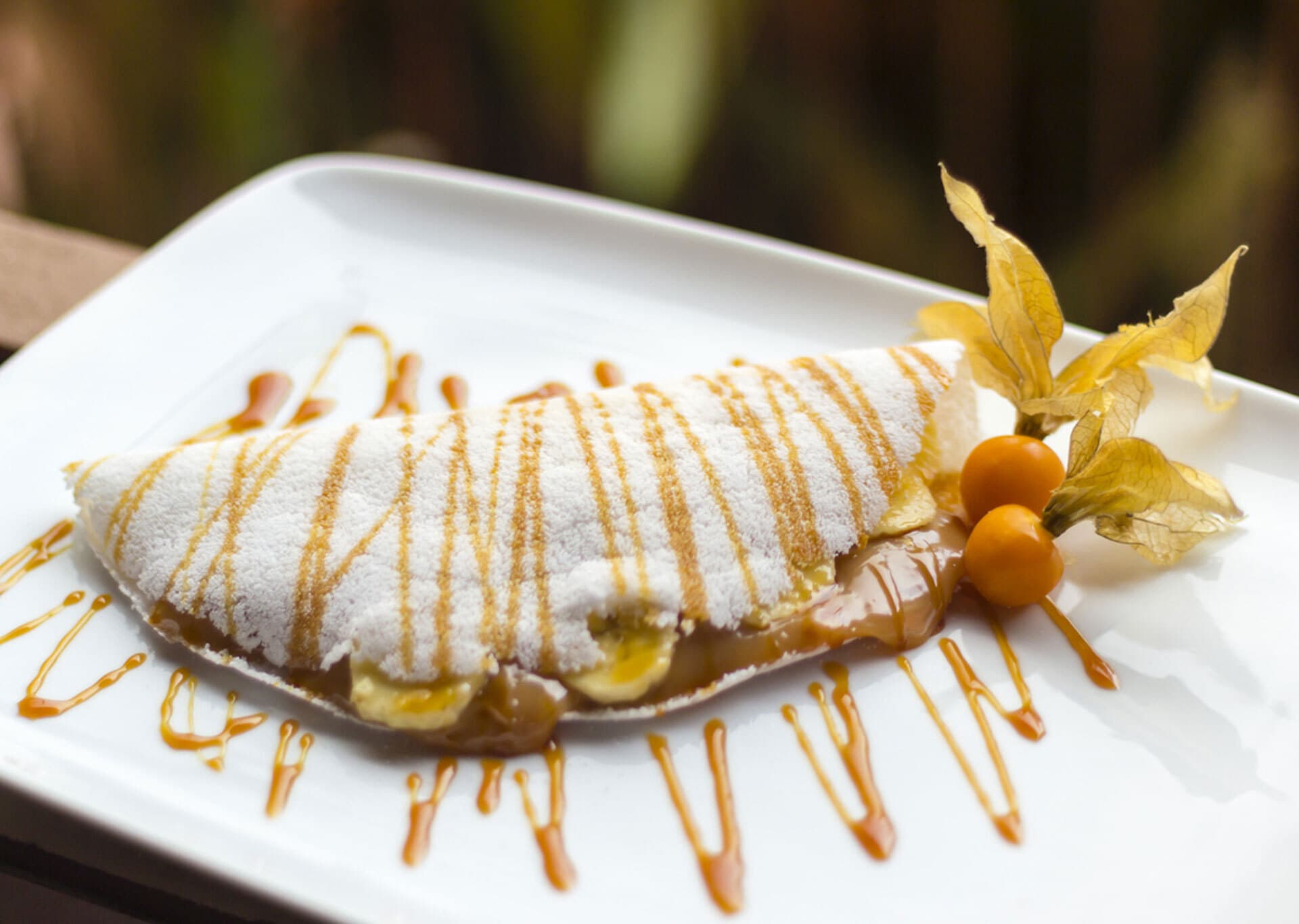 Tapioca caramelada recheada de queijo frescal