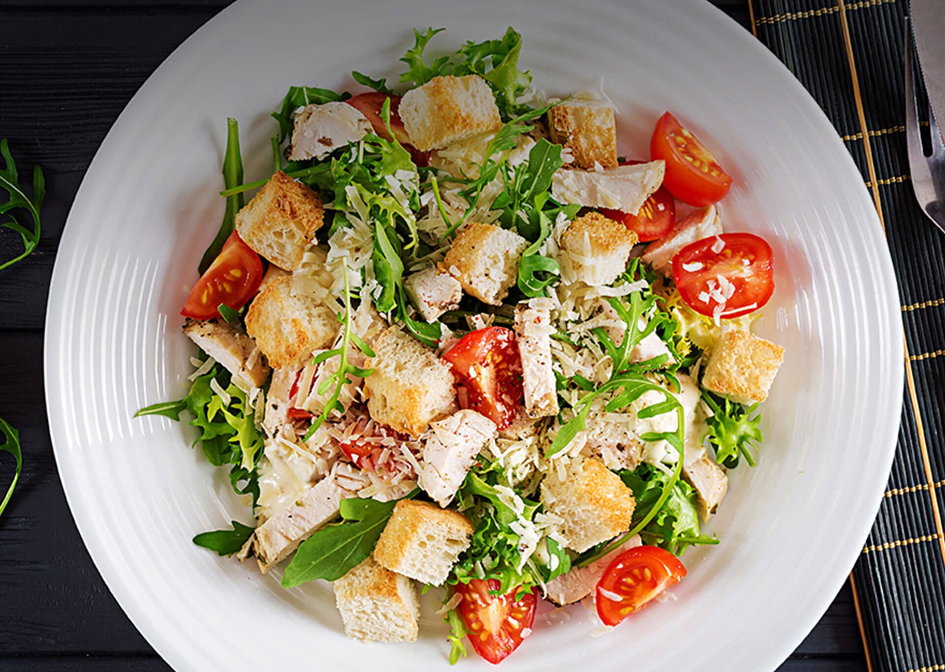 Salada de folhas verdes com rosbife e croutons de queijo