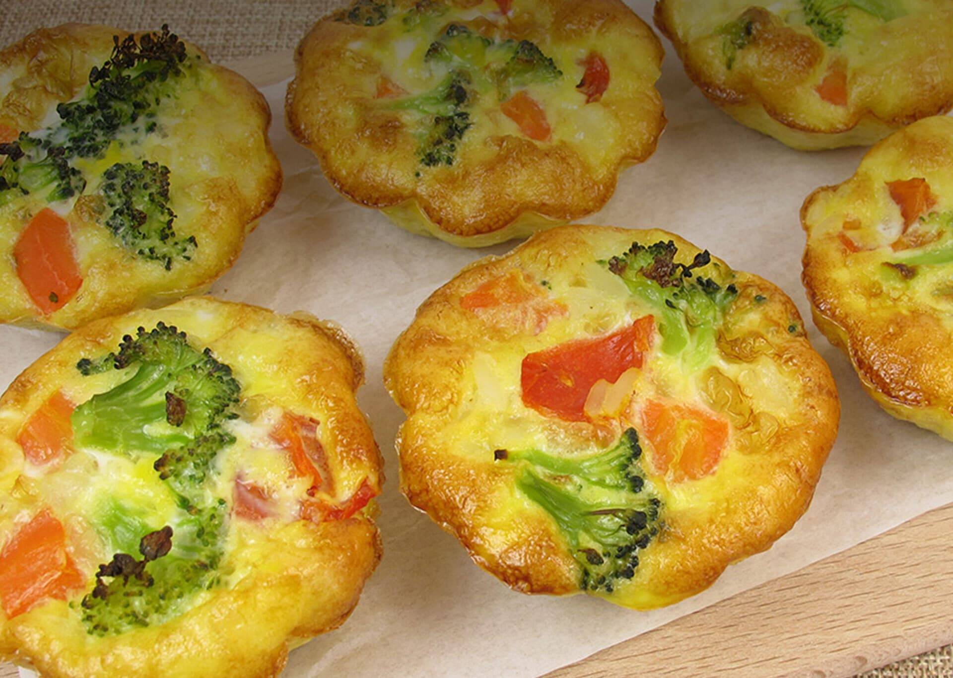 Muffins de brócolis recheados com cream cheese
