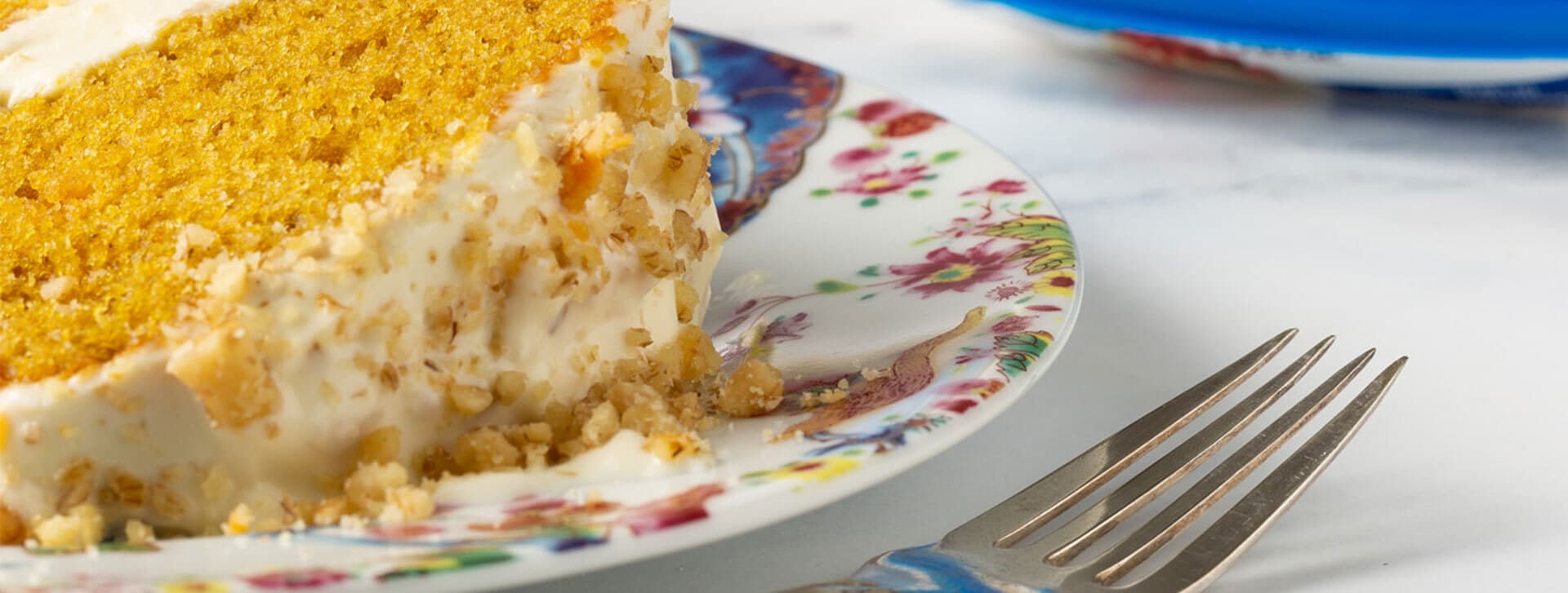 Bolo de cenoura recheado e coberto com cream cheese