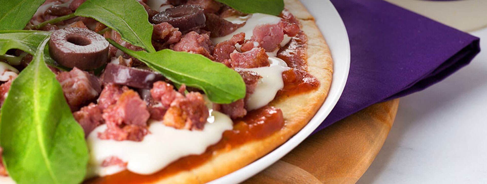 Pizza de linguiça toscana com requeijão e azeitona preta