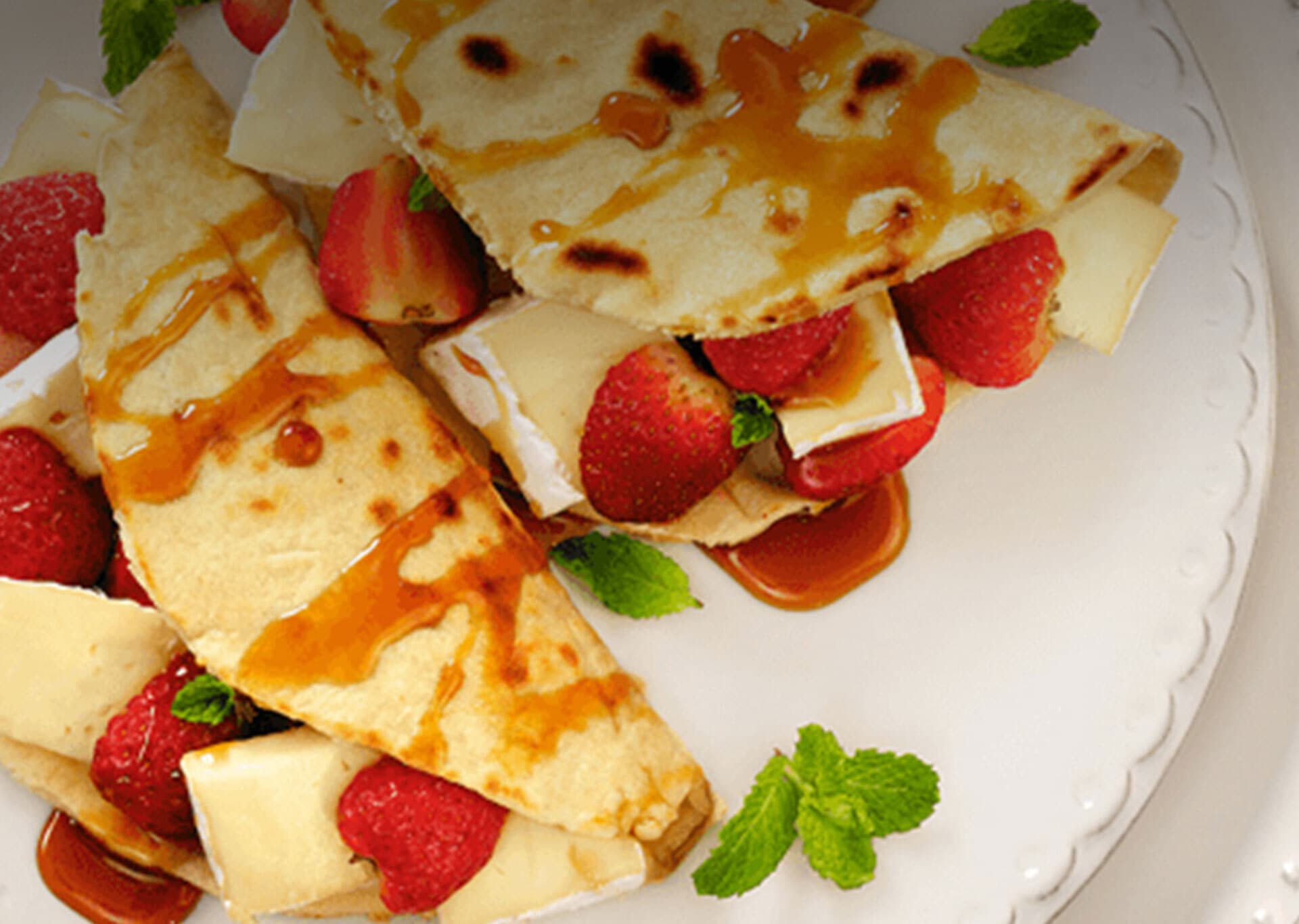 Piadina recheado com brie, melado e fruta vermelha