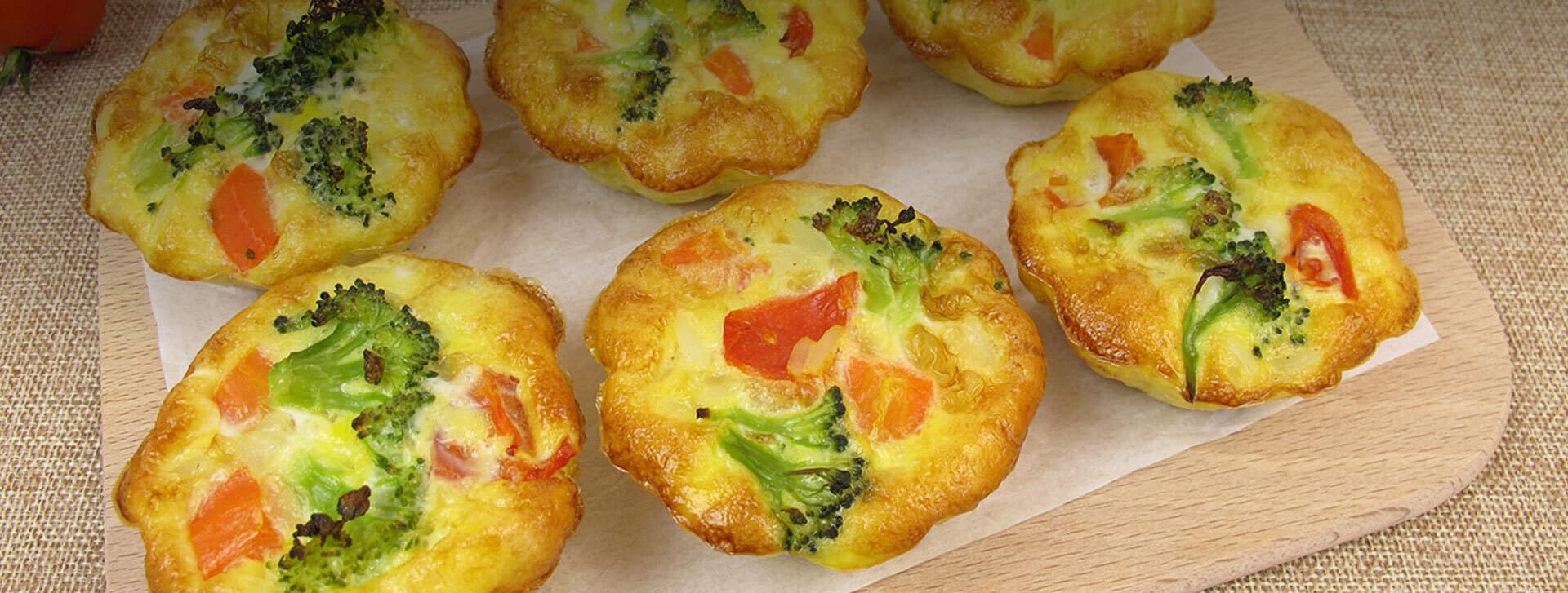 Muffins de brócolis recheados com cream cheese