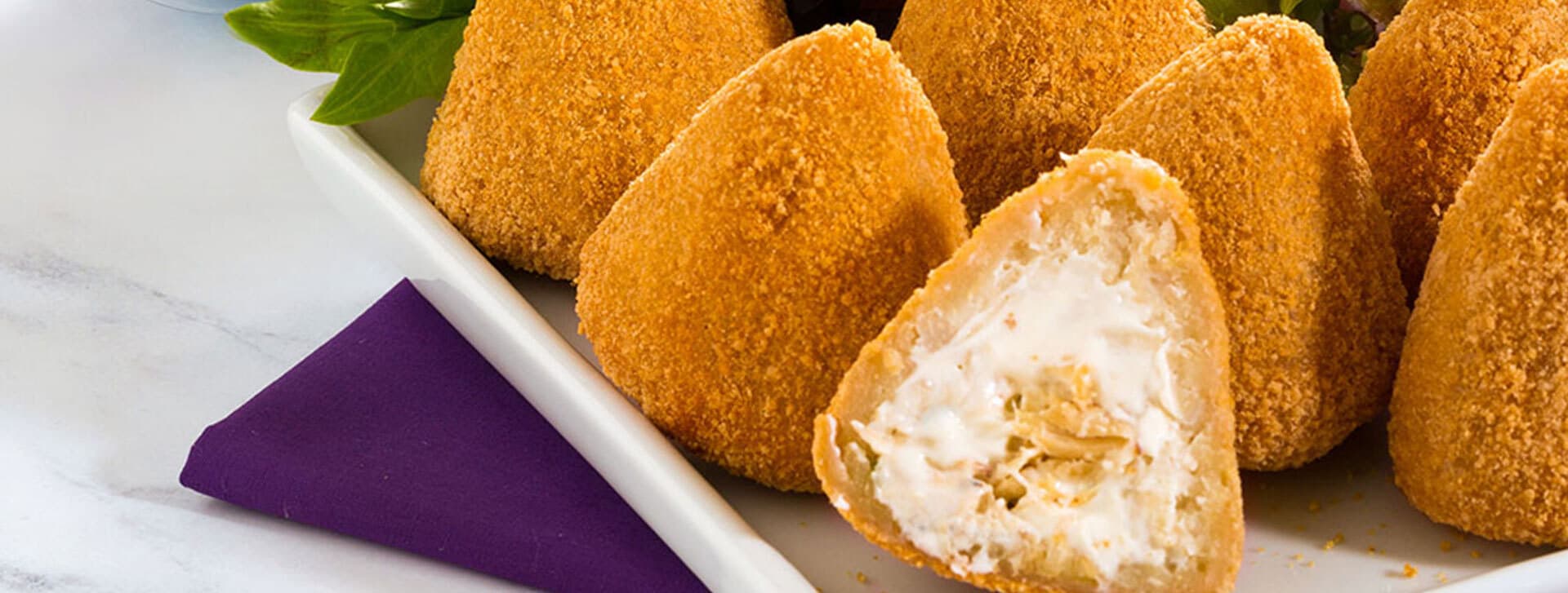 Coxinhas de inhame recheadas de frango e cream cheese