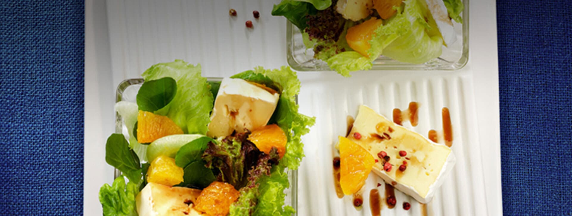 Saladas de folhas verdes com camembert e laranja caramelada