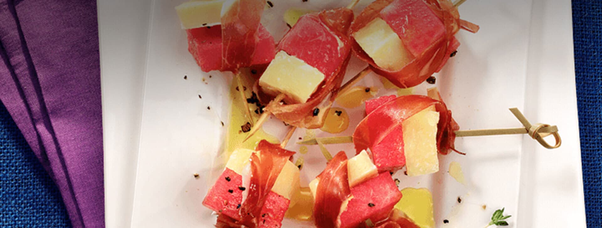 Aperitivo de melancia com presunto cru e queijo parmesão