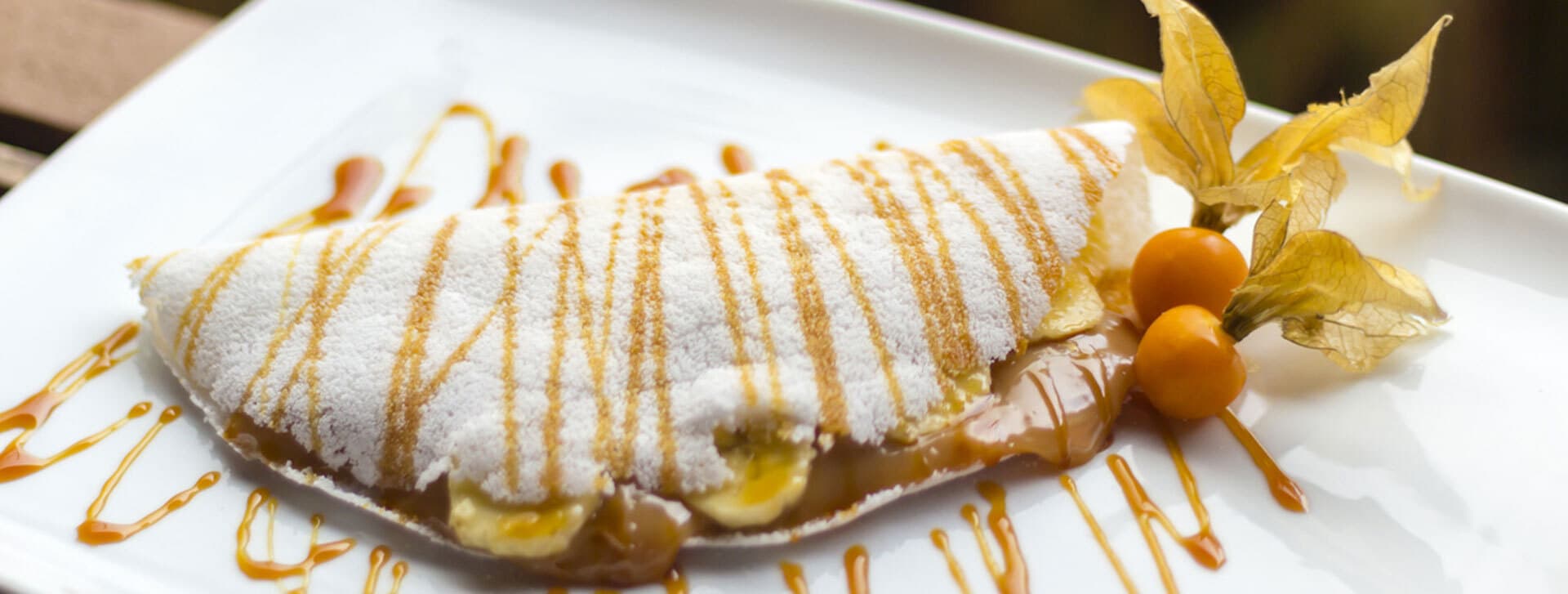 Tapioca caramelada recheada de queijo frescal